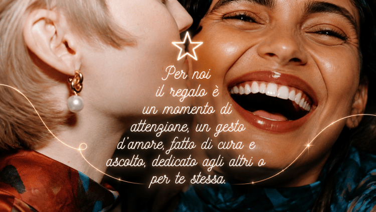 Due donne sorridenti che si godono un momento di gioia insieme, con testo decorativo che riflette il significato del regalo.